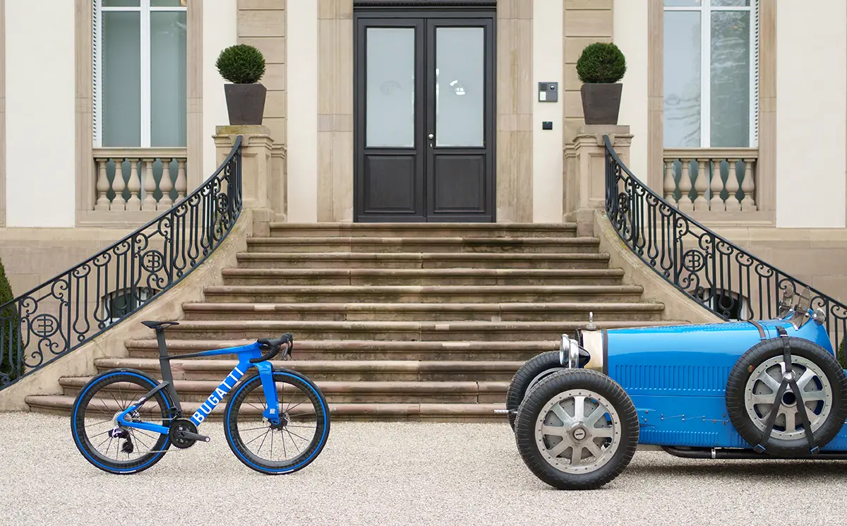 ブガッティとファクターバイクとのコラボレーションによる自転車～ブガッティ本社前にてブガッティのクルマと