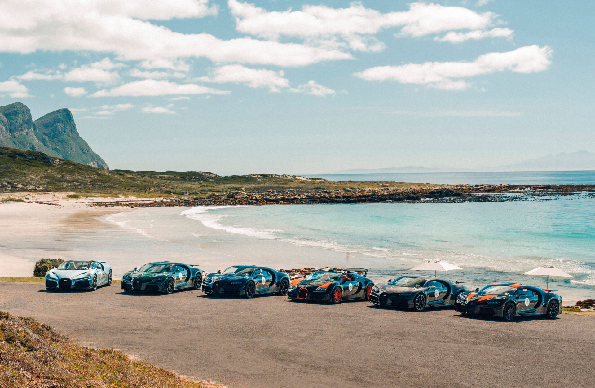 ブガッティが南アフリカで開催したツーリングイベント「グランドツアー」にて集合写真