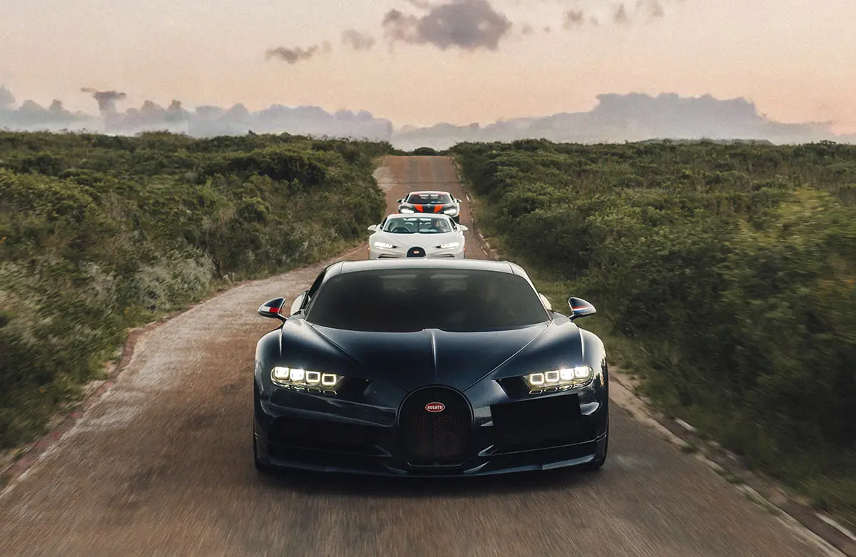 ブガッティが南アフリカで開催したツーリングイベント「グランドツアー」にて走行中の写真