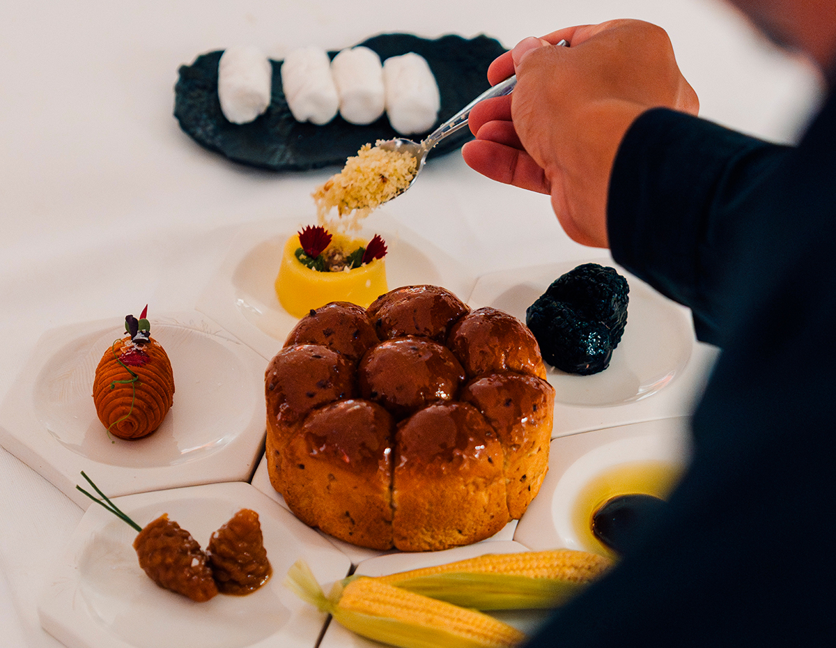 ブガッティが南アフリカで開催したツーリングイベント「グランドツアー」にて食事の風景