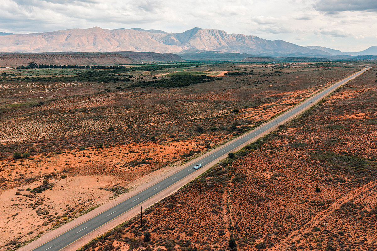 ブガッティが南アフリカで開催したツーリングイベント「グランドツアー」にて荒野を走行する画像