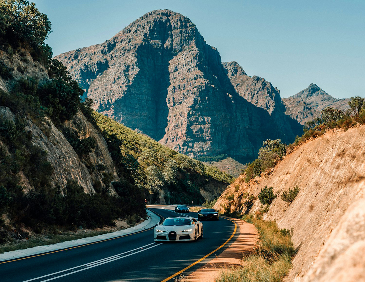 ブガッティが南アフリカで開催したツーリングイベント「グランドツアー」にて荒野を走行する画像