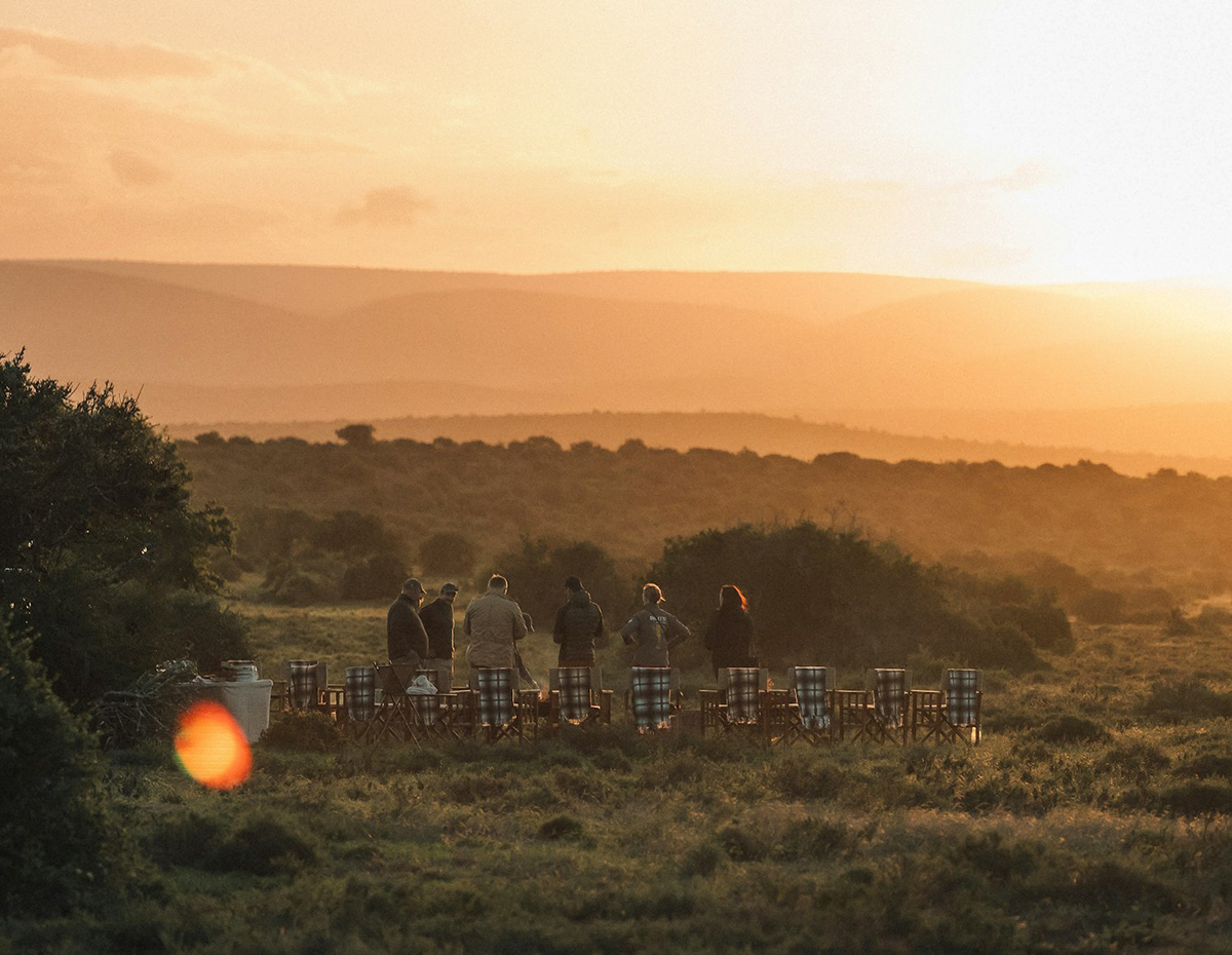 ブガッティが南アフリカで開催したツーリングイベント「グランドツアー」にて夕日を眺める