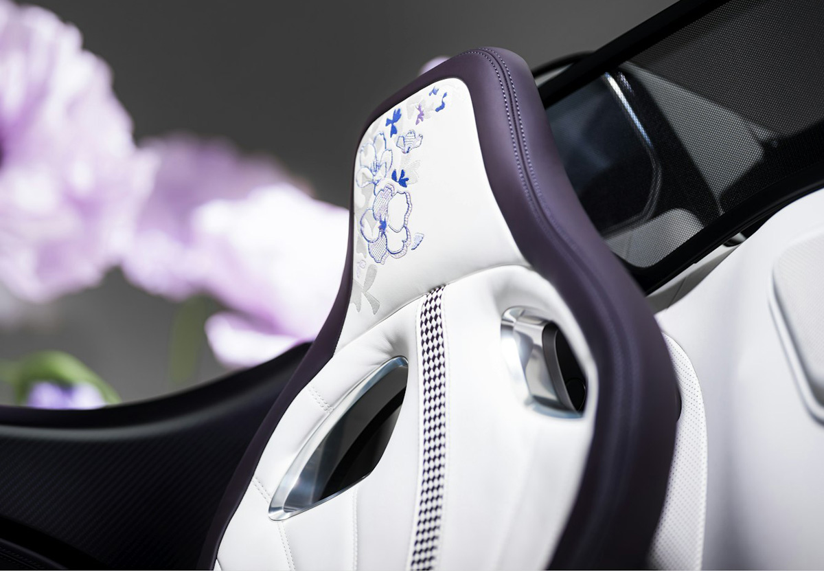 ブガッティ W16ミストラルのワンオフモデル「キャロライン」インテリア〜シートの刺繍