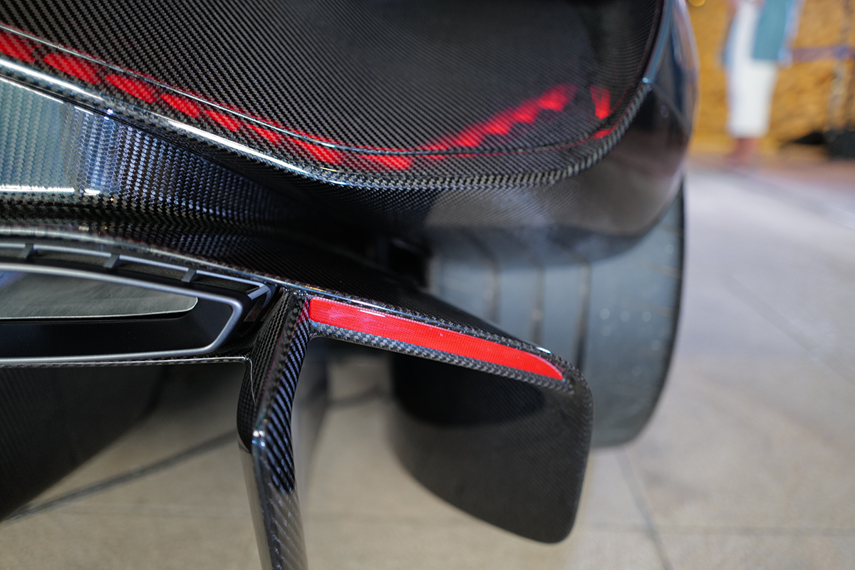 ブガッティ・トゥールビヨンのリヤディフューザーとリアタイヤ
