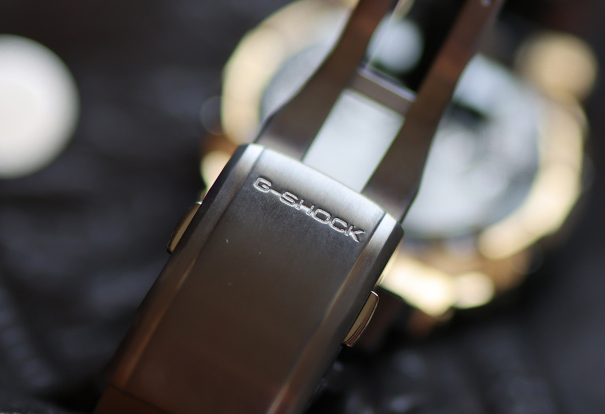 カシオの腕時計、G-SHOCK「GMW-BZ5000BD-1JF」〜バックルのアップ