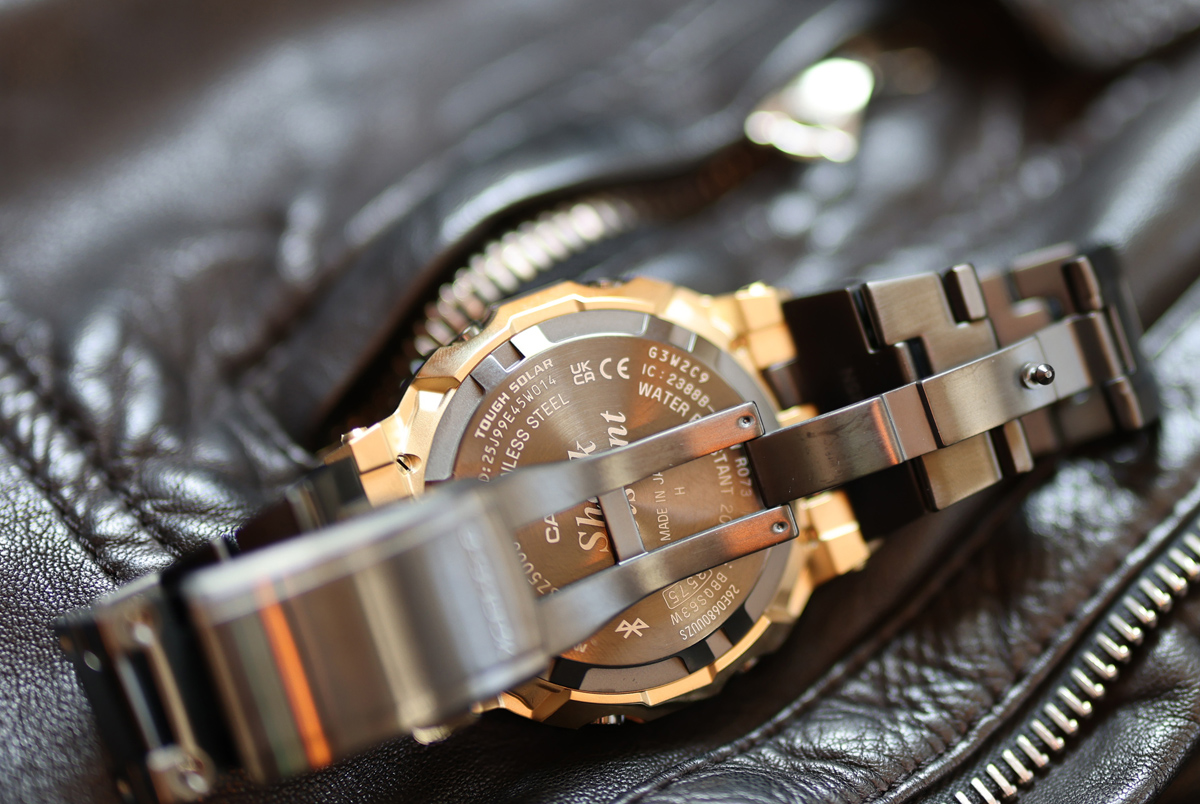 カシオの腕時計、G-SHOCK「GMW-BZ5000BD-1JF」〜バックル