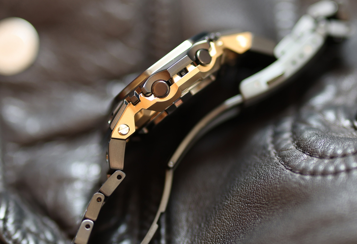 カシオの腕時計、G-SHOCK「GMW-BZ5000BD-1JF」〜側面