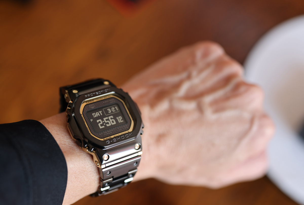 カシオの腕時計、G-SHOCK「GMW-BZ5000BD-1JF」装着状態