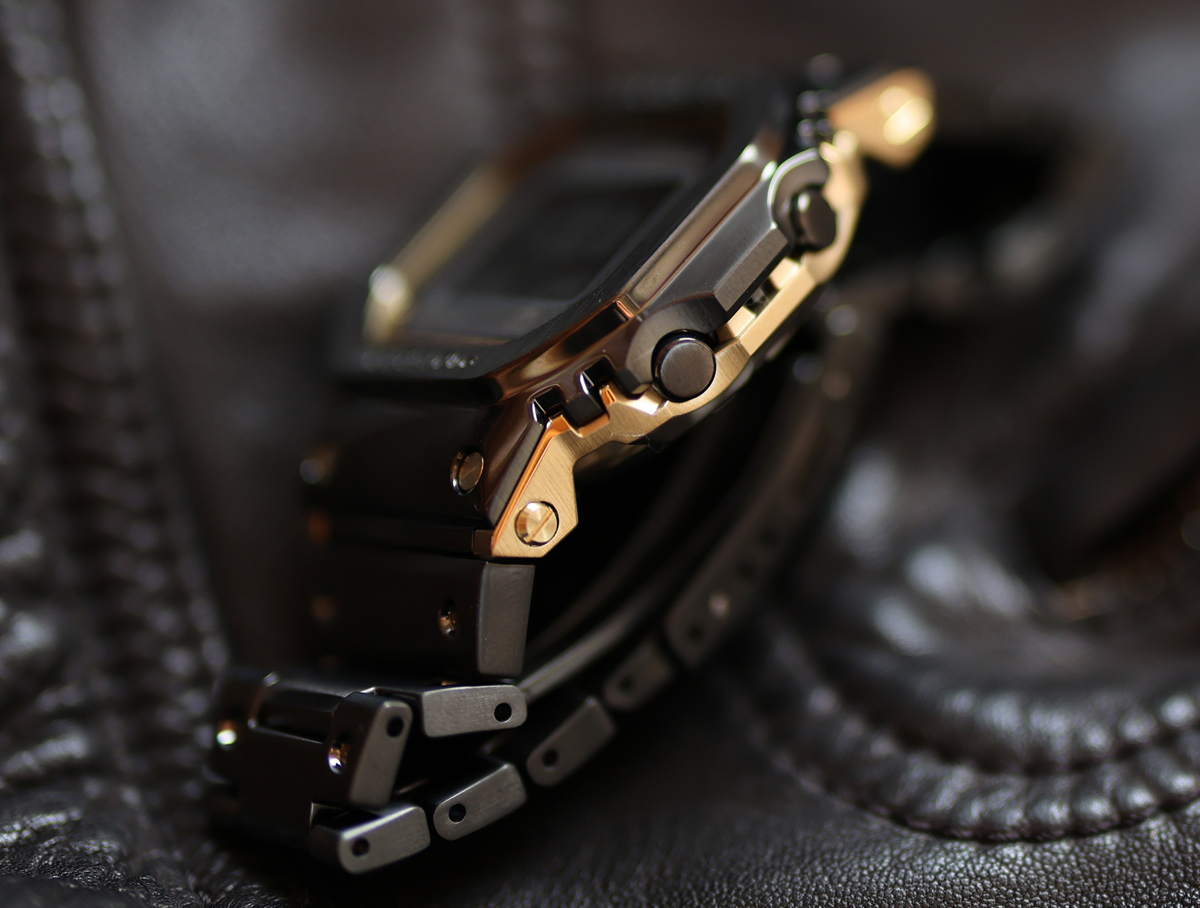 カシオの腕時計、G-SHOCK「GMW-BZ5000BD-1JF」〜ケースサイド