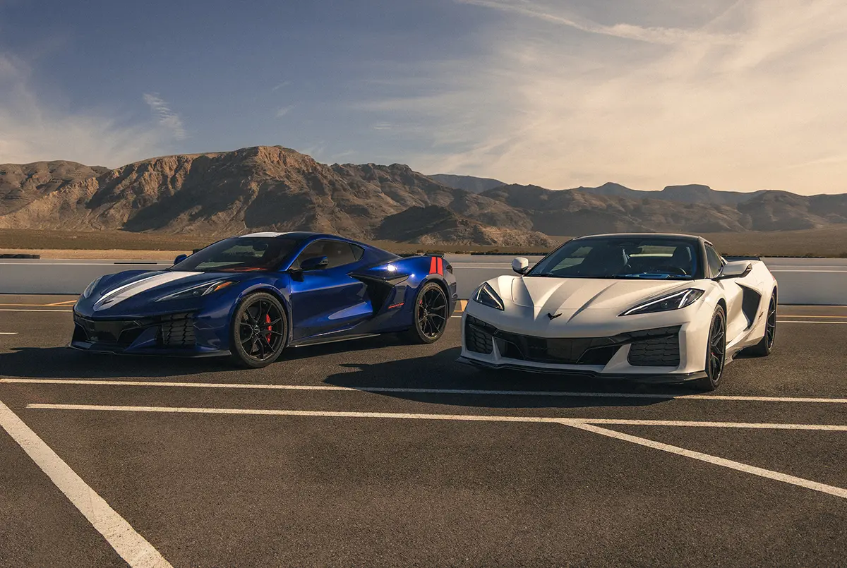 シボレー コルベット グランスポーツの全景(ブルー、ホワイト)