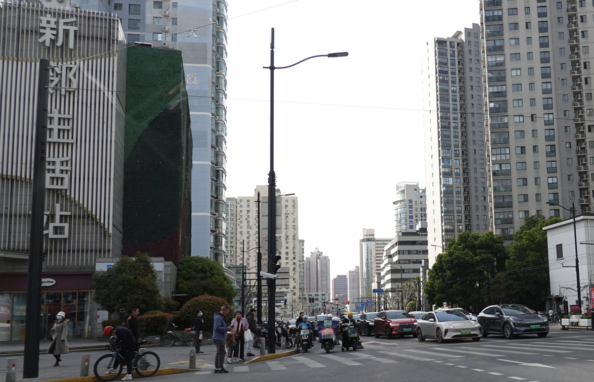 中国 上海の交差点にて停車する中国車