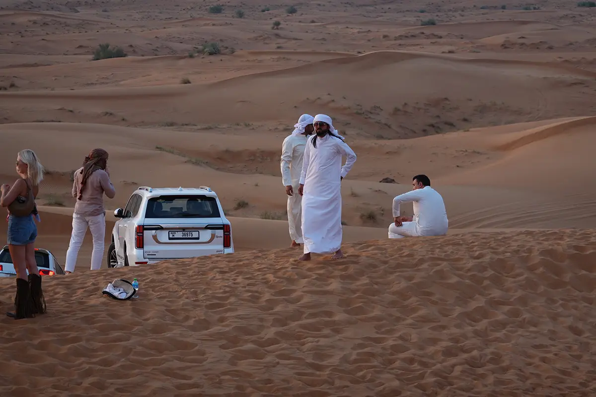 ドバイのサファリツアーにて砂漠を走るラ中国車（リア）