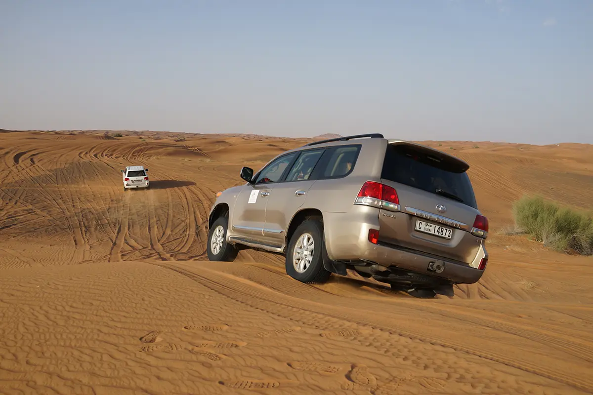 ドバイのサファリツアーにて砂漠を走るランドクルーザー（リア）