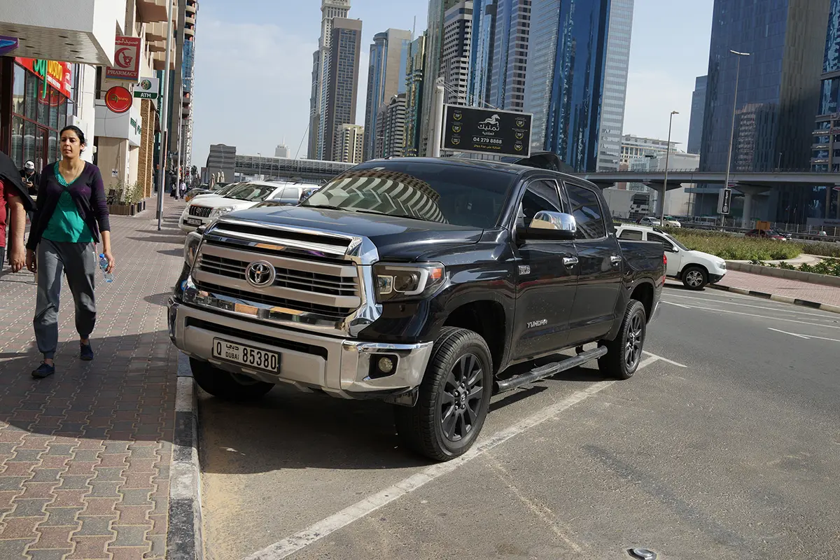 ドバイの街なかに駐車するトヨタのトラック（タンドラ）