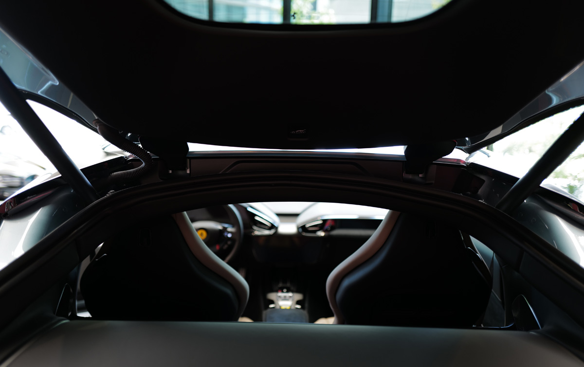 フェラーリ12チリンドリの室内(リアハッチ解放)