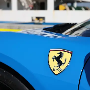 フェラーリ296GTBのフロントフェンダーとエンブレム