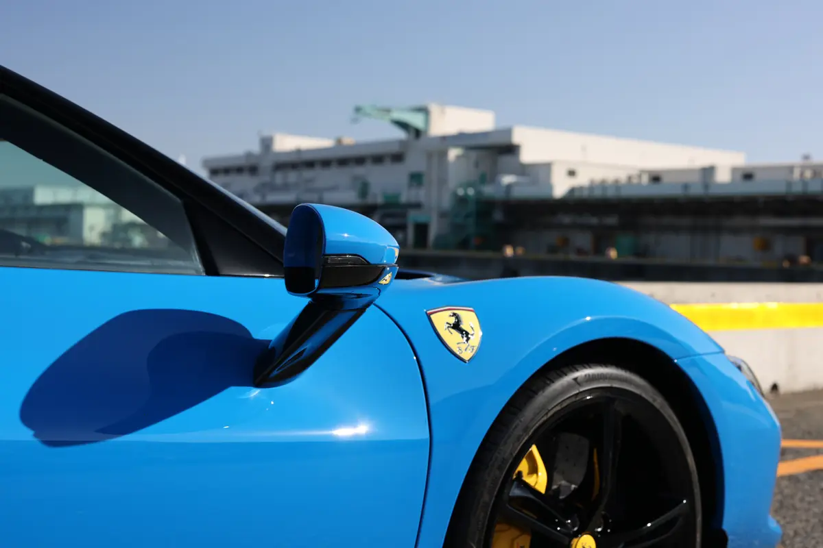 フェラーリ296GTBのフロントフェンダーとFerrari文字