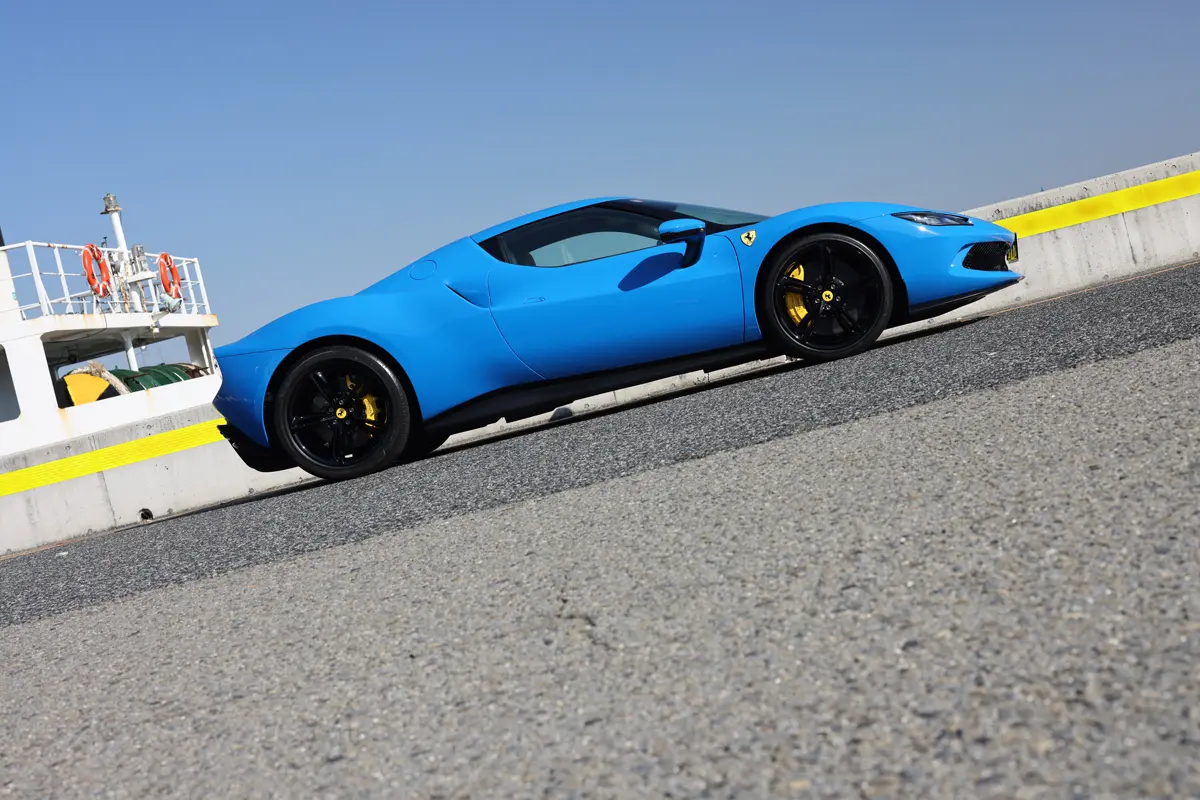 アッズーロ・ディーノのフェラーリ296GTB（サイド）