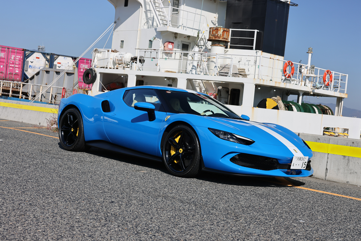 フェラーリ296GTBのフロントサイド（アッズーロ・ディーノ）