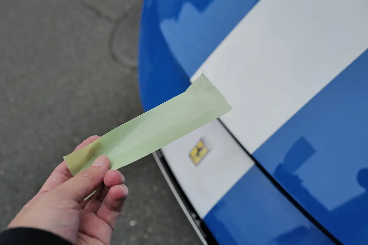 フェラーリ296GTBのフロントと養生テープ