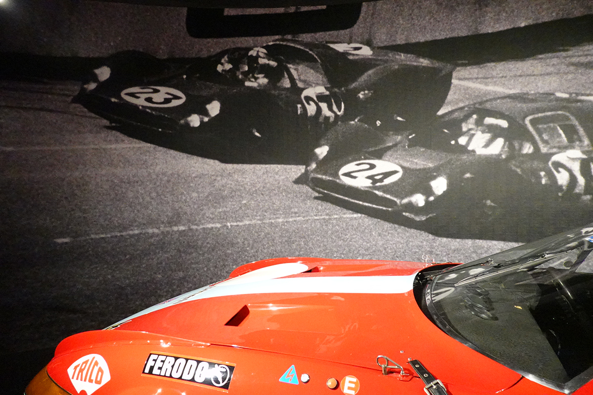 フェラーリ365GTB4とプロトタイプレーシングカー