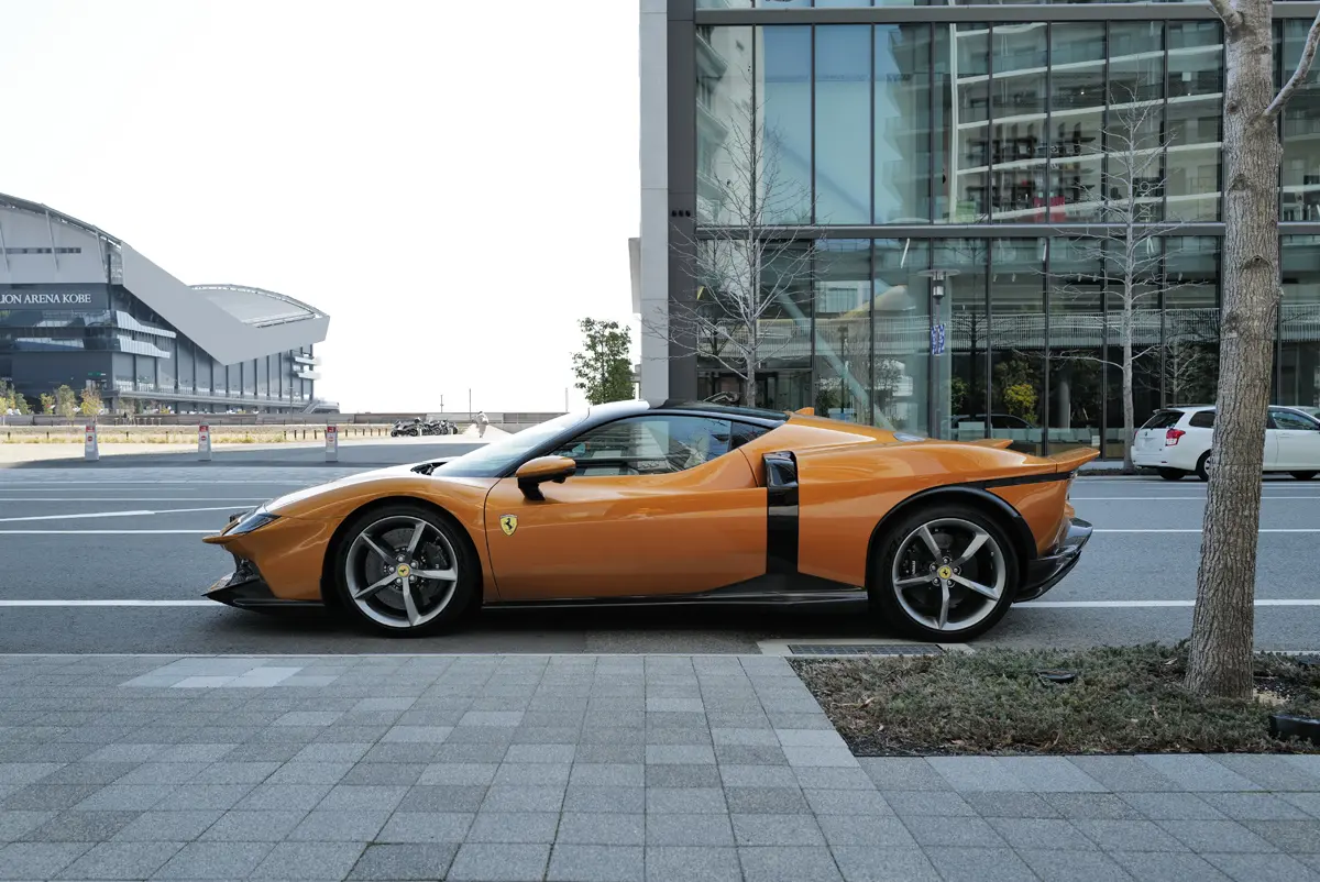 フェラーリ849テスタロッサのサイドビュー（停止状態）