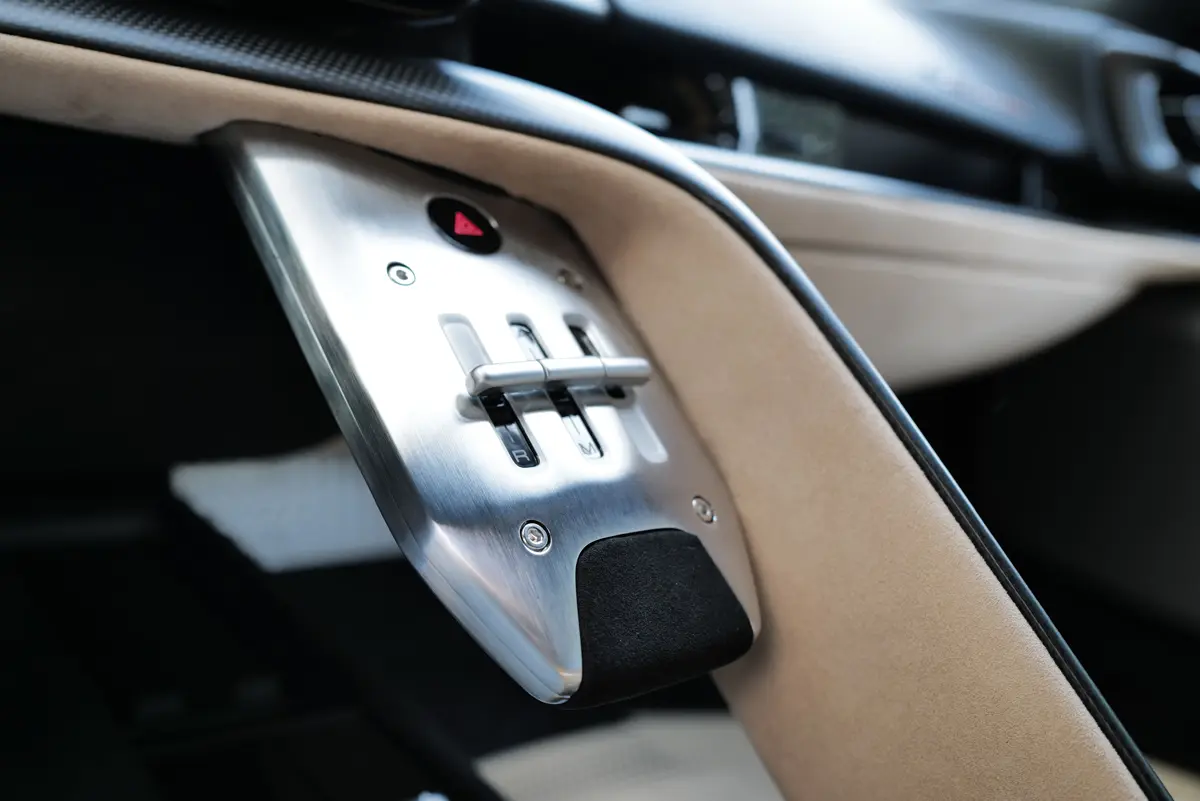 フェラーリ849テスタロッサのインテリア〜シフトスイッチ