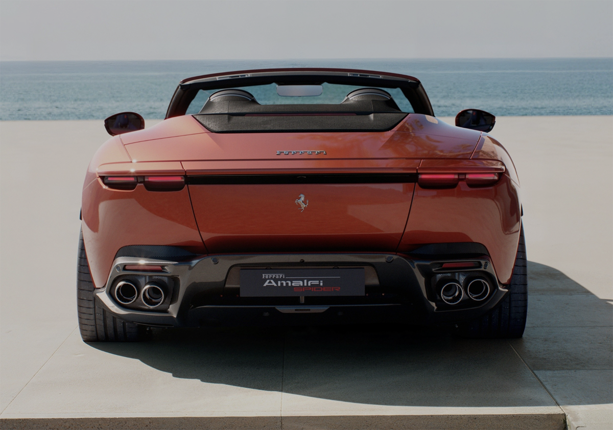 ロッソ・トラモントのフェラーリ・アマルフィ・スパイダー（リア、オープン状態）