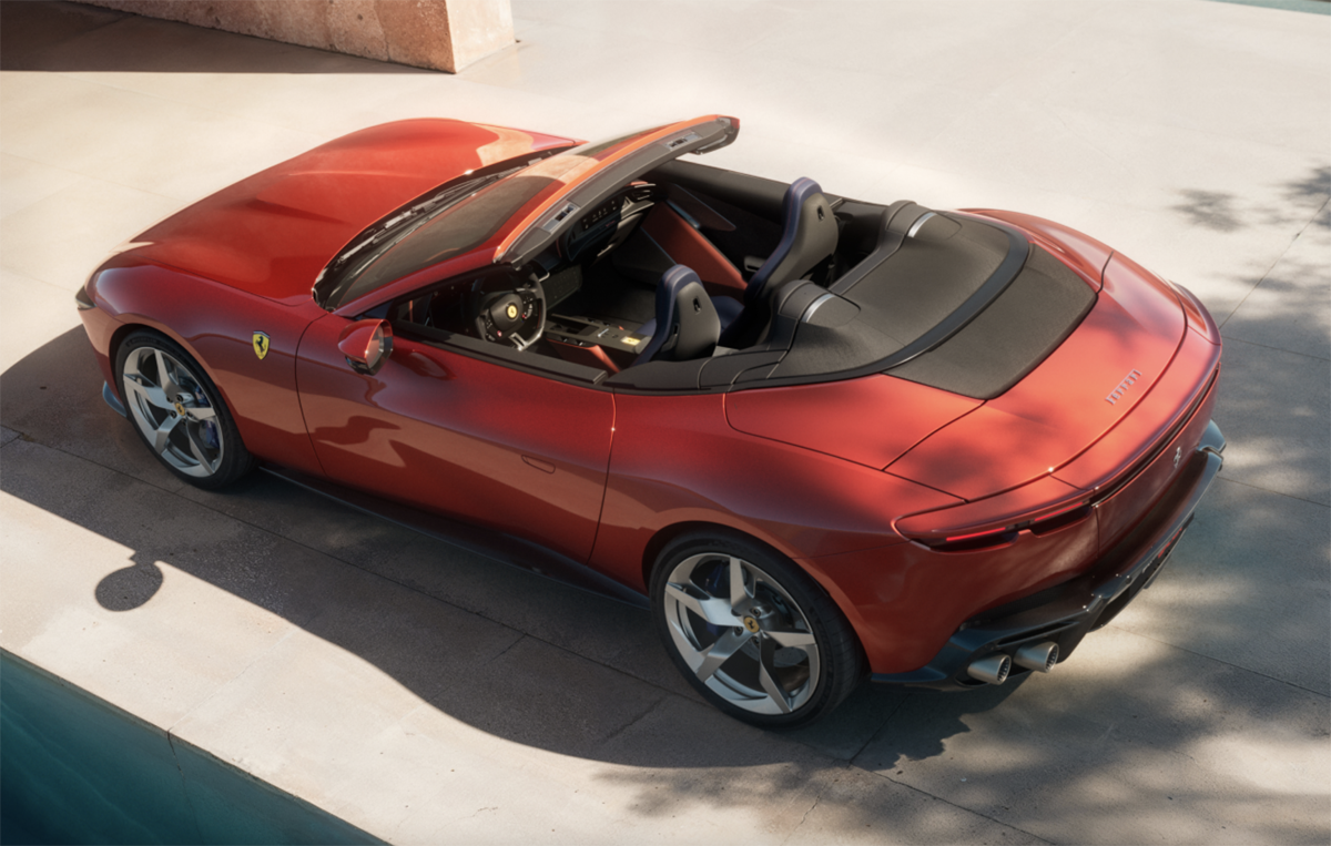 ロッソ・トラモントのフェラーリ・アマルフィ・スパイダー（リアサイド、オープン状態）