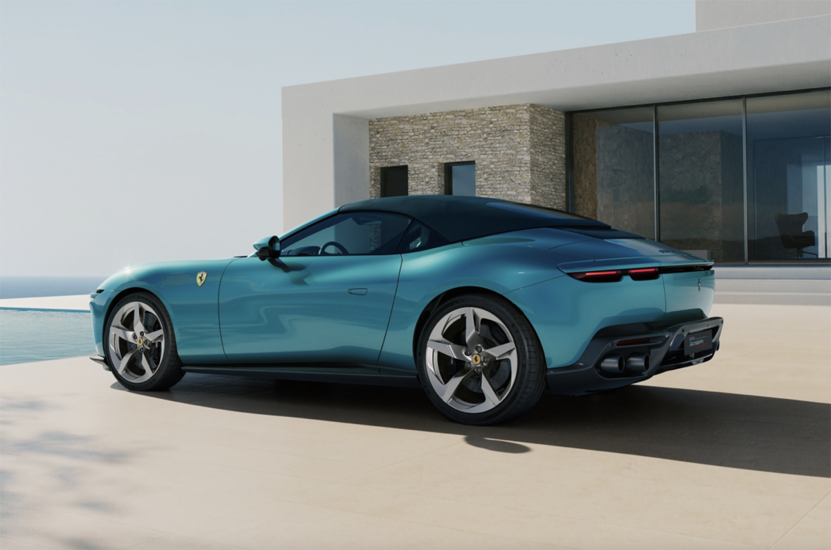 ヴェルデ・コスティエラのフェラーリ・アマルフィ・スパイダー（リア、クローズド状態）