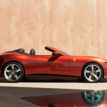 ロッソ・トラモントのフェラーリ・アマルフィ・スパイダー（サイド、オープン状態）