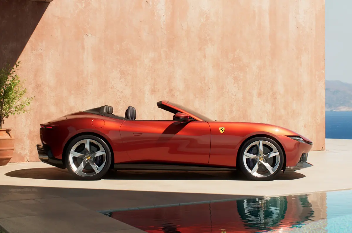 ロッソ・トラモントのフェラーリ・アマルフィ・スパイダー（サイド、オープン状態）