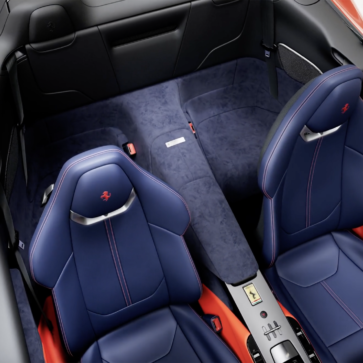 ロッソ・トラモントのフェラーリ・アマルフィ・スパイダーのインテリア