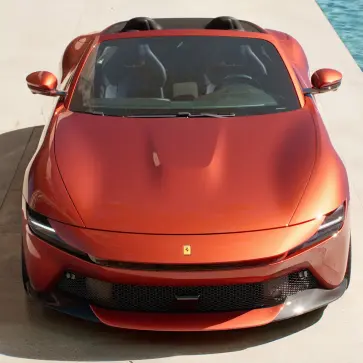 ロッソ・トラモントのフェラーリ・アマルフィ・スパイダー（正面、オープン状態）