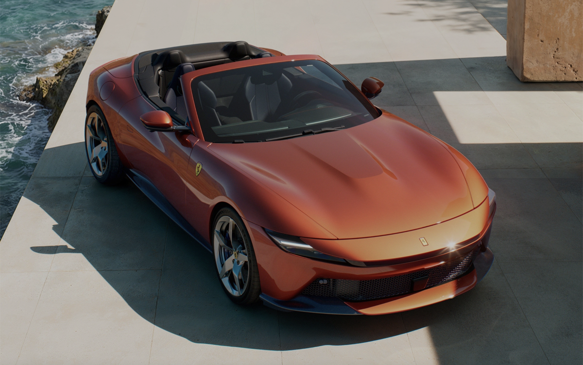 ロッソ・トラモントのフェラーリ・アマルフィ・スパイダー（フロント、オープン状態）