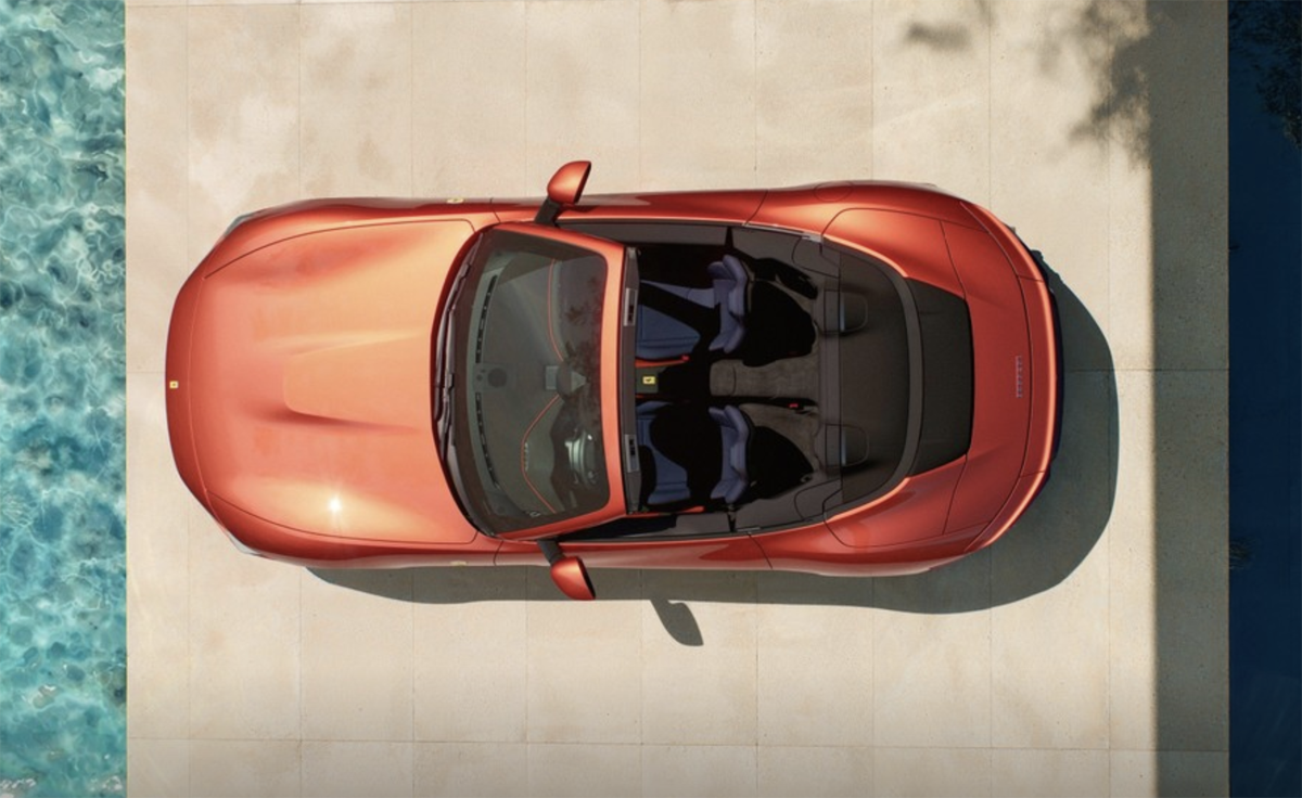 ロッソ・トラモントのフェラーリ・アマルフィ・スパイダー（トップ、オープン状態）