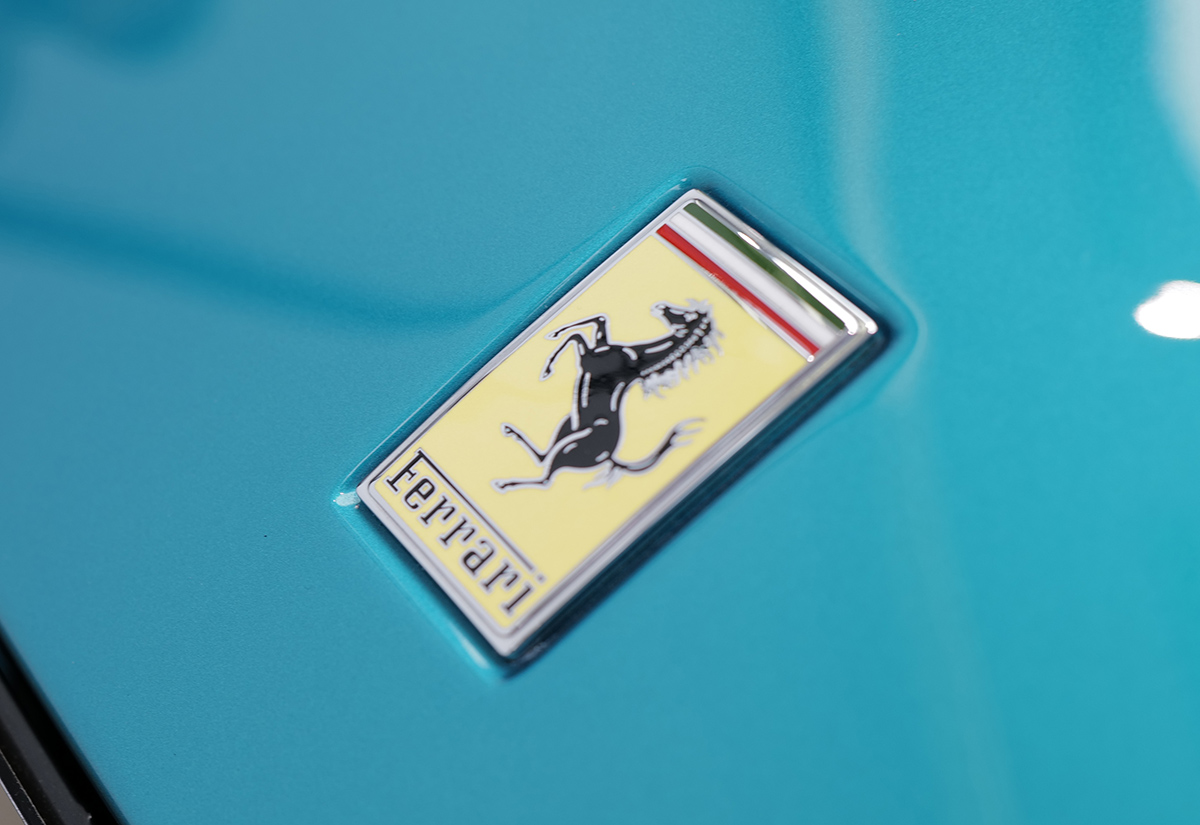 フェラーリ・アマルフィのフロント（フェラーリのエンブレム）