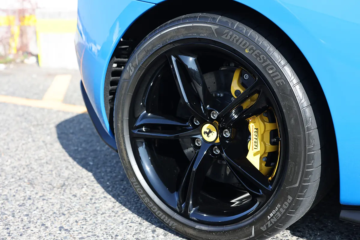 ブリジストン製タイヤを装着したフェラーリ296GTB