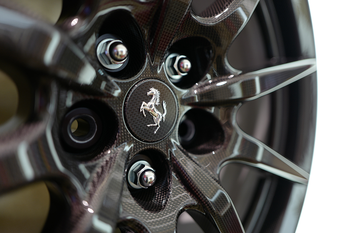 フェラーリの純正オプション～カーボンホイールとカーボンホイールセンターキャップ