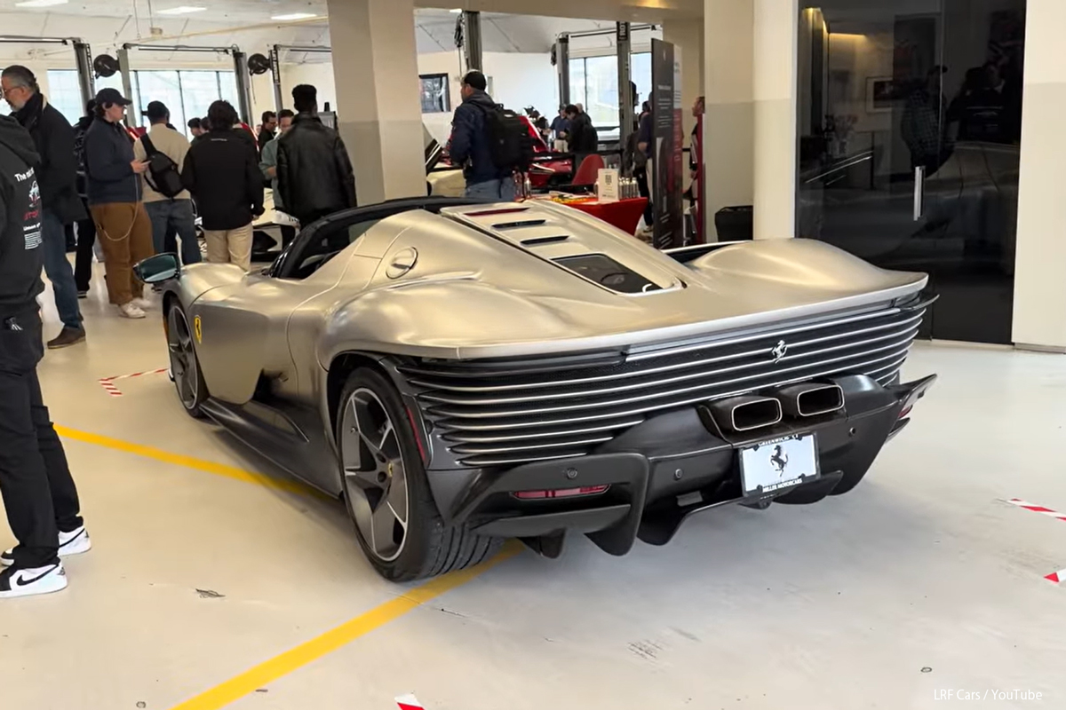 アメリカ・コネチカット州で開催された、フェラーリ デイトナSP3が14台集まったイベントでの1コマ（シルバーのデイトナSP3）