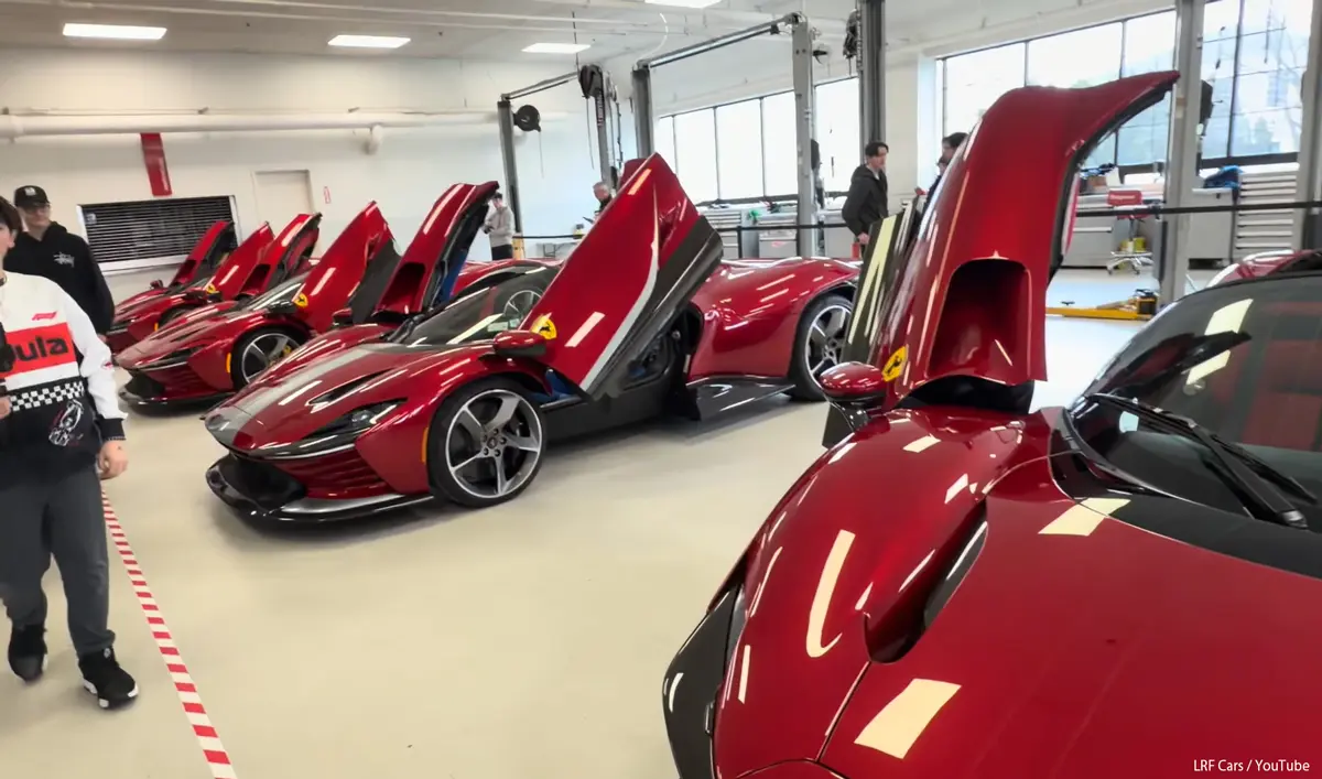 アメリカ・コネチカット州で開催された、フェラーリ デイトナSP3が14台集まったイベントでの1コマ（レッドのデイトナSP3）