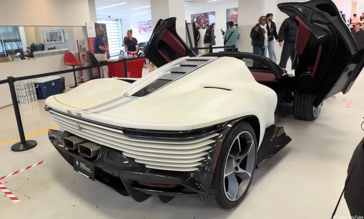 アメリカ・コネチカット州で開催された、フェラーリ デイトナSP3が14台集まったイベントでの1コマ（レホワイトのデイトナSP3）