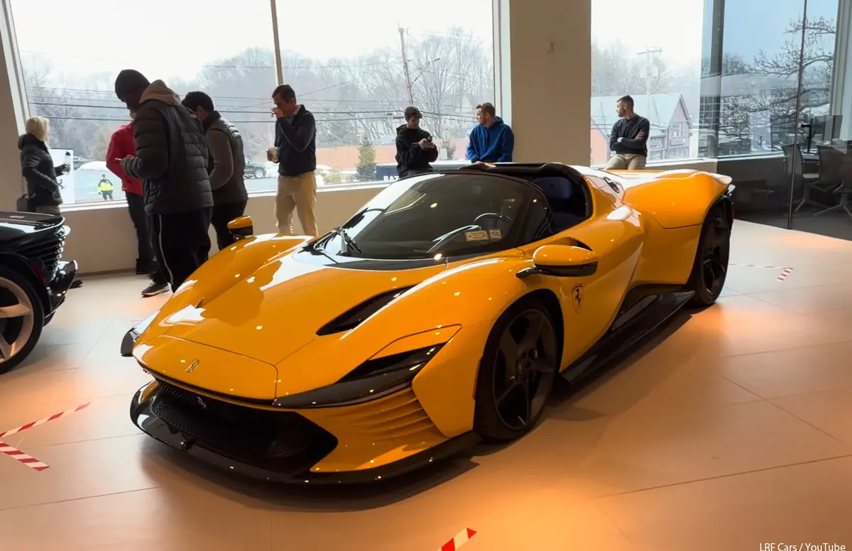 アメリカ・コネチカット州で開催された、フェラーリ デイトナSP3が14台集まったイベントでの1コマ（イエローのデイトナSP3）