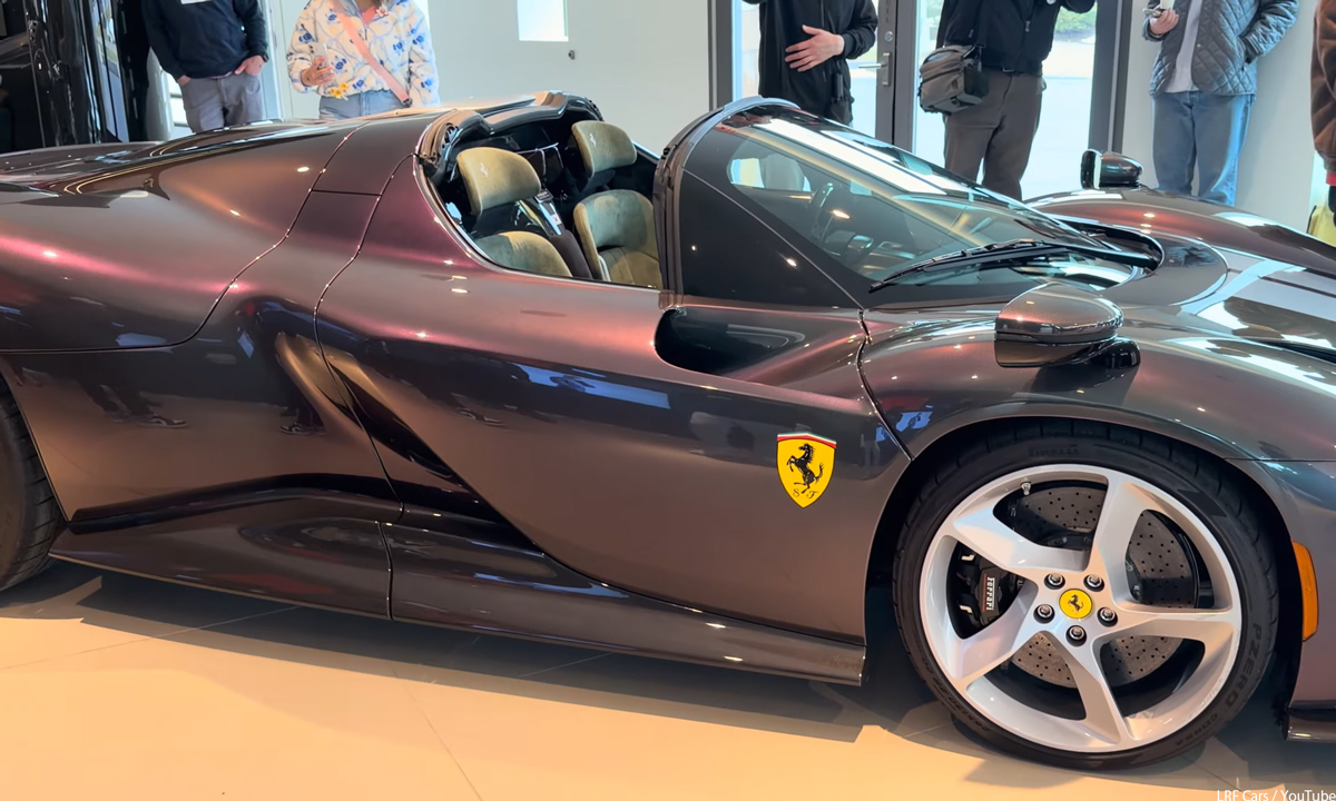 アメリカ・コネチカット州で開催された、フェラーリ デイトナSP3が14台集まったイベントでの1コマ（パープルのデイトナSP3）