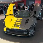 アメリカ・コネチカット州で開催された、フェラーリ デイトナSP3が14台集まったイベントでの1コマ（グレー/イエローのデイトナSP3）