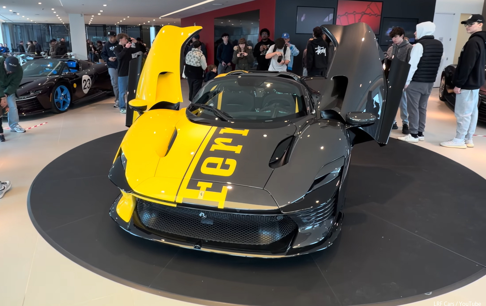 アメリカ・コネチカット州で開催された、フェラーリ デイトナSP3が14台集まったイベントでの1コマ（イエロー / グレーのデイトナSP3）