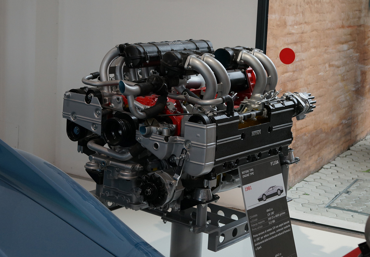 フェラーリの180度V12エンジン