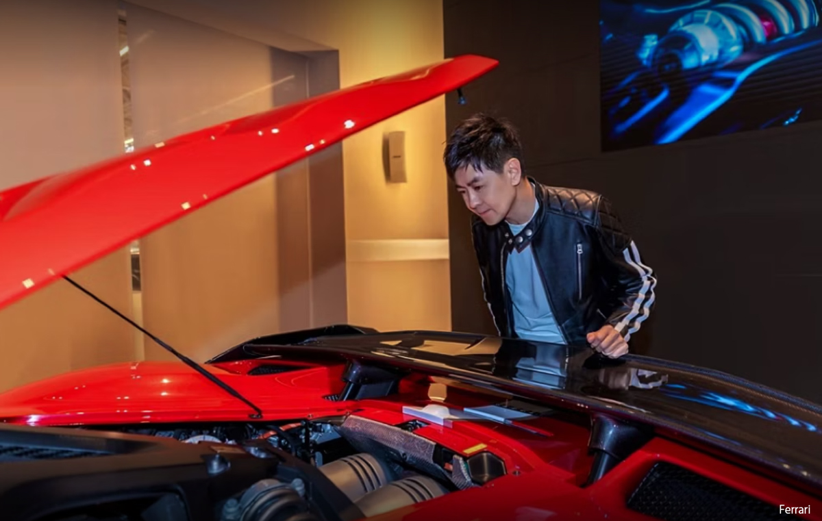 ジミー・リンと彼のフェラーリF80の納車風景、マラネロにて