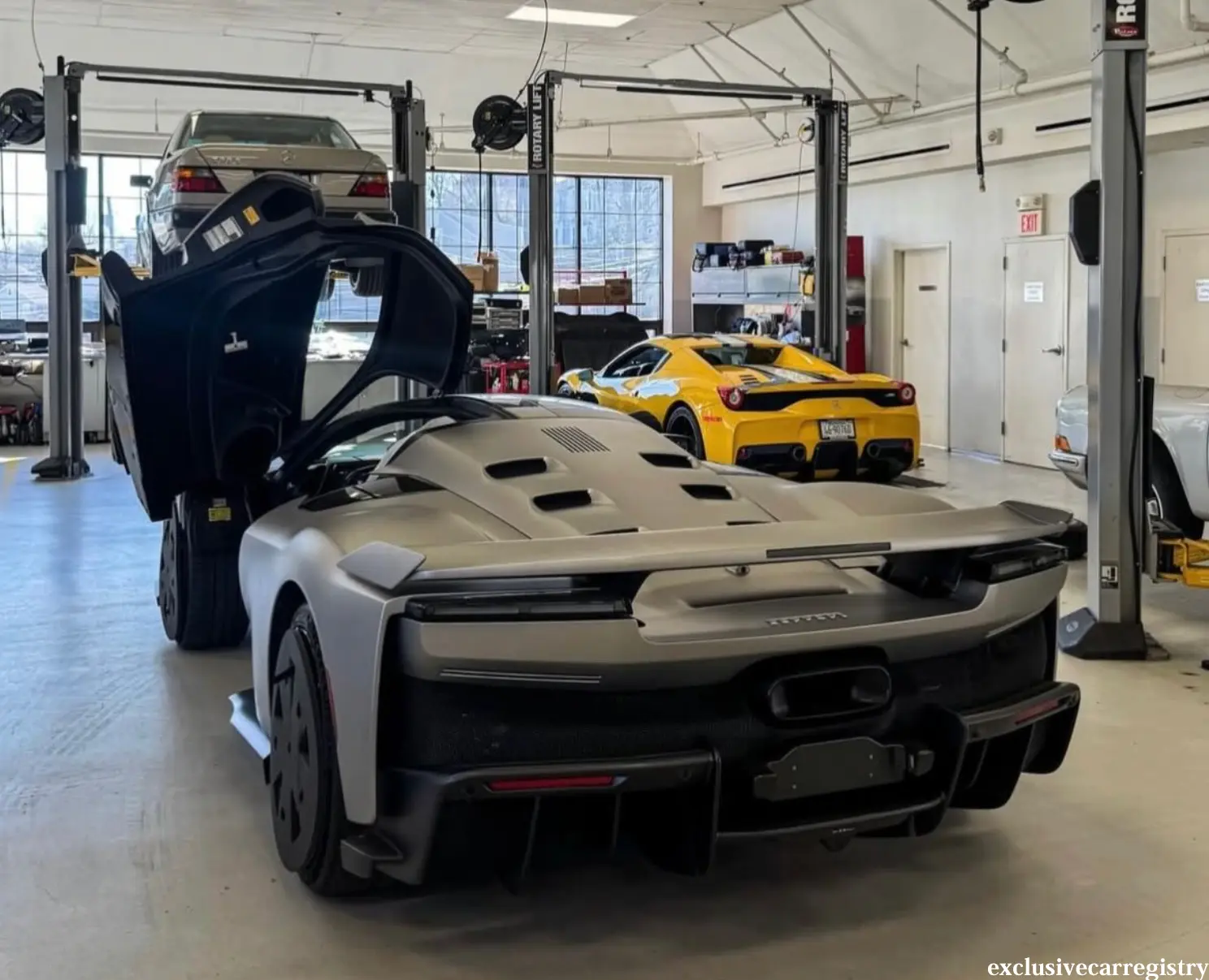 米国で初納車となるフェラーリF890（マットシルバー、リア）